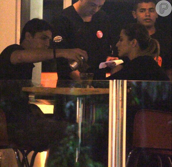Cleo Pires janta com Rômulo Arantes Neto depois de cinema com o ator