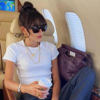 Bruna Marquezine faz foto em avião de luxo com look estiloso e chama atenção: 'Rica'