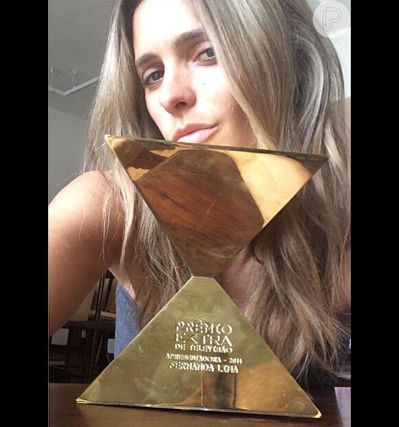 Fernanda Lima busca estatueta conquistada no Prêmio Extra de TV na quarta-feira, 12 de novembro de 2014