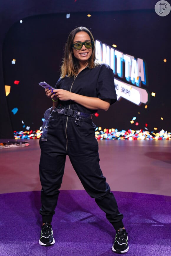 A cantora Anitta dividiu os bastidores de ensaio com cavalo em seu Instagram