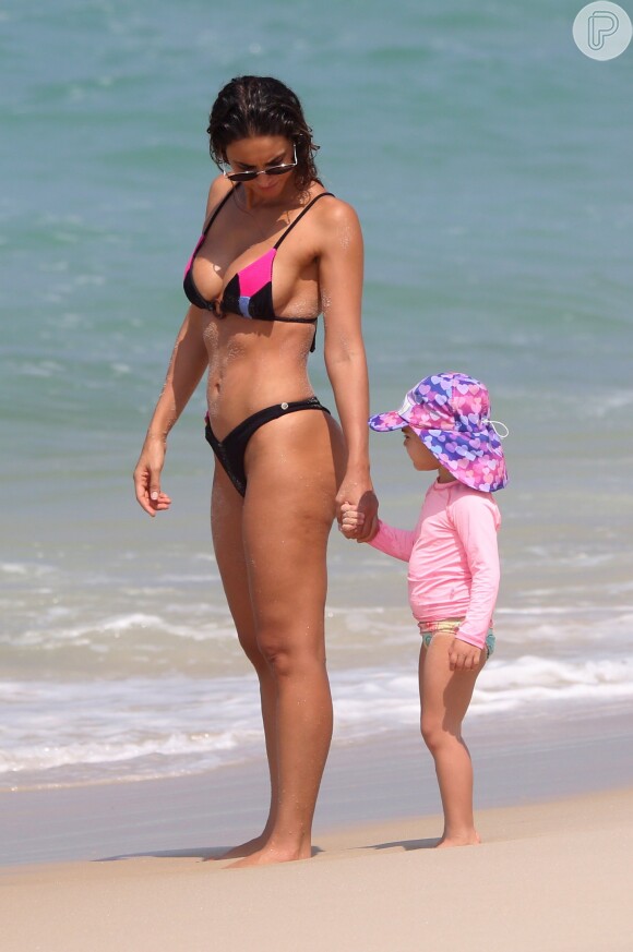 Débora Nascimento curte dia de praia com a filha, Bella