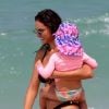 Débora Nascimento é flagrada com a filha, Bella, na praia