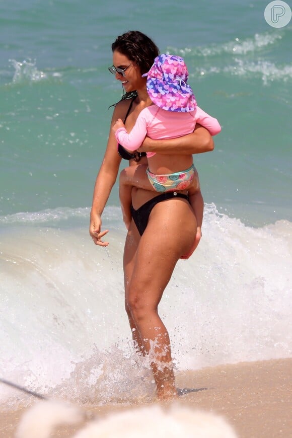 Débora Nascimento é flagrada com a filha, Bella, na praia