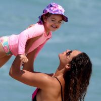 Débora Nascimento, de biquíni asa-delta, curte praia com a filha, Bella. Fotos!