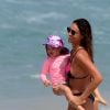 Débora Nascimento e a filha, Bella, são flagradas em praia do Rio