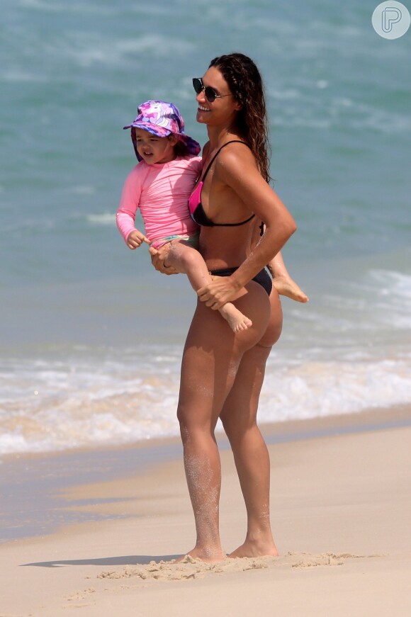 Débora Nascimento e a filha, Bella, são flagradas em praia do Rio