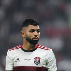 Gabigol, do Flamengo, e MC Gui são detidos pela Polícia em cassino com aglomeração