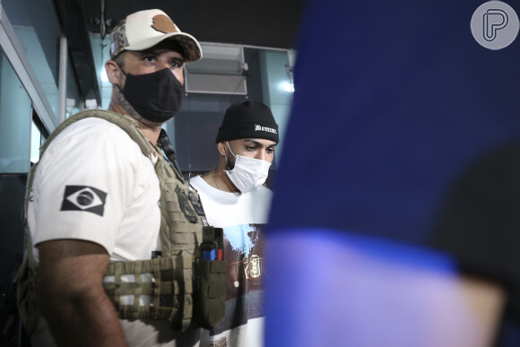 Gabigol e MC Gui são detidos em cassino clandestino com aglomeração em SP. Saiba mais!