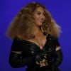 Beyoncé não participou do tapete vermelho do Grammy 2021, mas brilhou com vestido curto em couro drapeado e cabelo supervolumoso na premiação