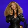 Vestido preto curto e justo ao corpo: Beyoncé apostou em modelo nada básico em look do Grammy 2021