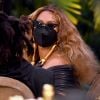 Look de Beyoncé no Grammy 2021: a cantora combinou vestido, óculos escuros e máscara de proteção em visual all black