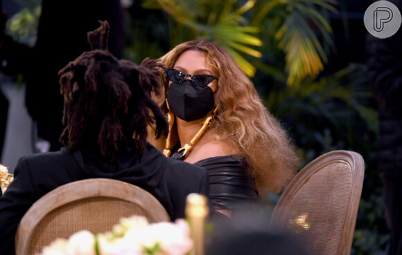 Look de Beyoncé no Grammy 2021: a cantora combinou vestido, óculos escuros e máscara de proteção em visual all black