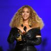 Look de Beyoncé no Grammy 2021: a cantora apostou em brincos dourados em tamanho maxi para arrematar produção all black