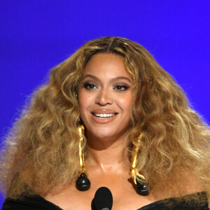Look de Beyoncé no Grammy 2021: a cantora apostou em brincos dourados em tamanho maxi para arrematar produção all black