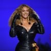 Look de Beyoncé no Grammy 2021: a cantora elegeu vestido e acessório da grife Schiaparelli