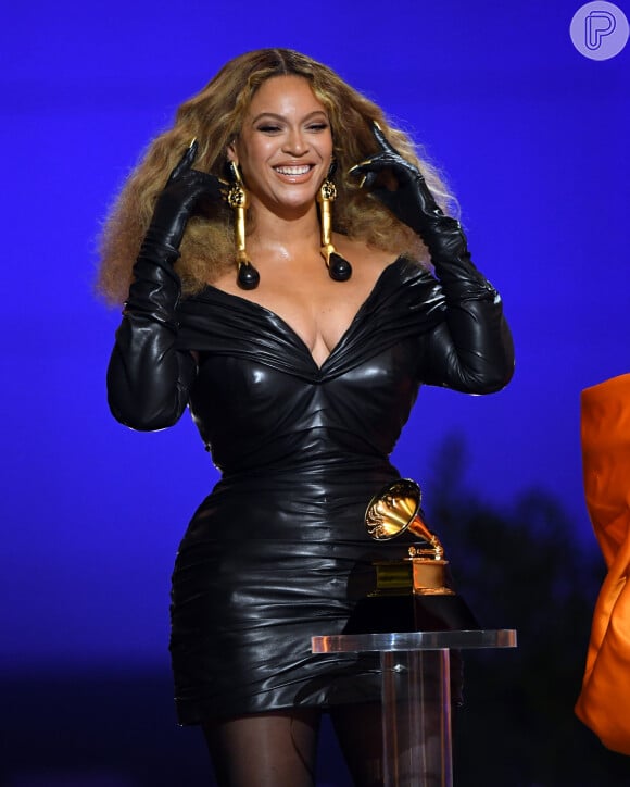 Look de Beyoncé no Grammy 2021: a cantora elegeu vestido e acessório da grife Schiaparelli