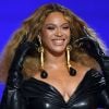 Beyoncé no Grammy 2021: cantora aposta em vestido preto superjusto com cintura marcada e cabelo volumoso em look