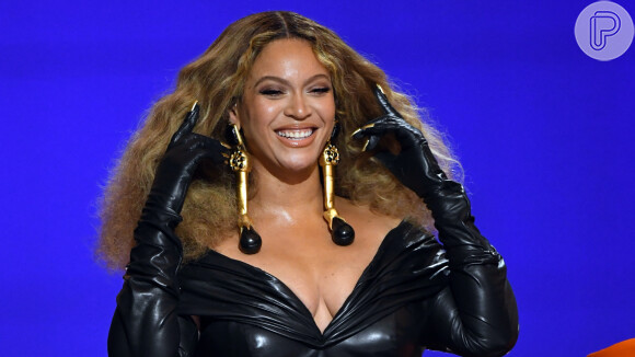 Beyoncé no Grammy 2021: cantora aposta em vestido preto superjusto com cintura marcada e cabelo volumoso em look