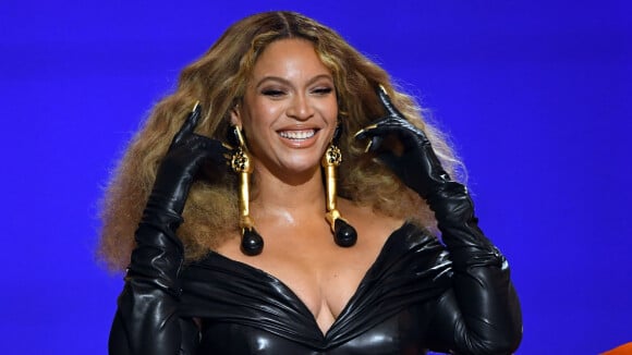 Beyoncé aposta em 'pretinho nada básico' e volumão no Grammy 2021