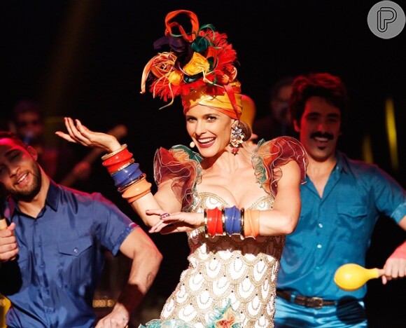 Fernanda Lima apresentou o programa, cujo tema foi o humor, vestida de Carmem Miranda e usando um brinco de R$5 mil