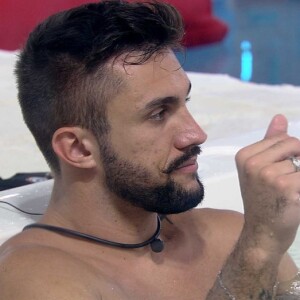 'BBB 21': Arthur mostrou abalo com a eliminação de Carla Diaz a procurou o cheiro da atriz no edredom