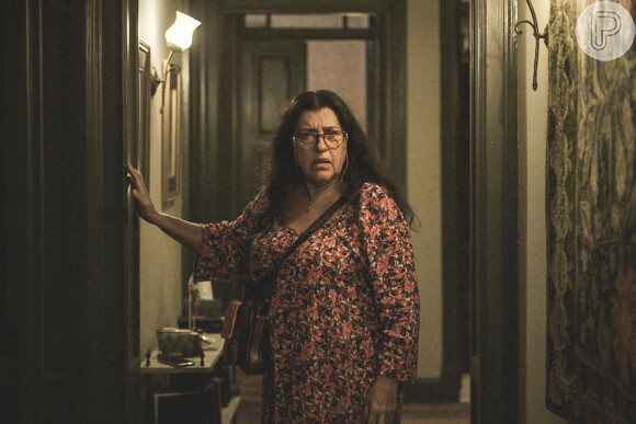Na novela 'Amor de Mãe', Lurdes (Regina Casé) cai no plano de Thelma (Adriana Esteves) e esconde a verdade de Danilo (Chay Suede)
