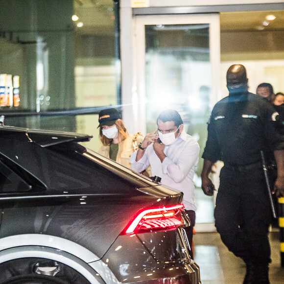 Marina Ruy Barbosa desembarcou no Brasil cercada de seguranças após supostamente voltar de viagem com Guilherme Mussi