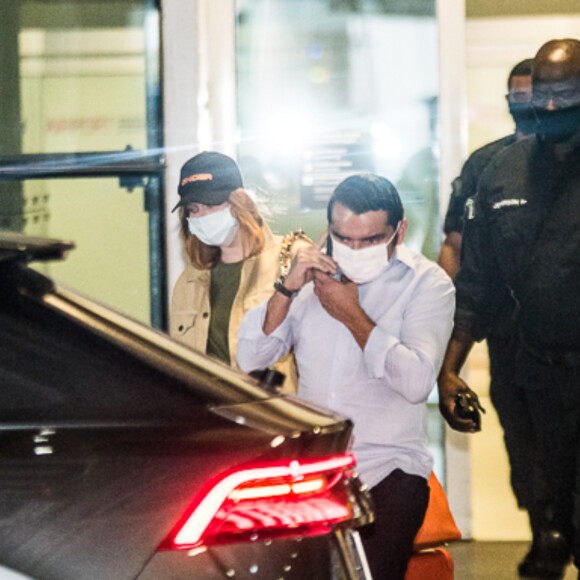 Marina Ruy Barbosa voltou de viagem usando um boné de sua grife, Ginger