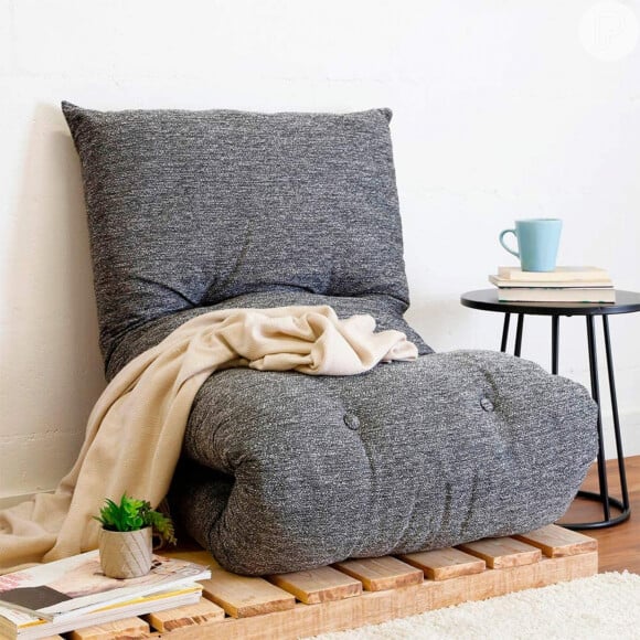 O futon dobrável é prático e garante conforto ao receber visitas