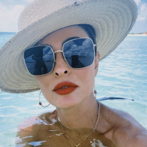 De biquíni, Juliana Paes combinou chapéu e óculos na produção