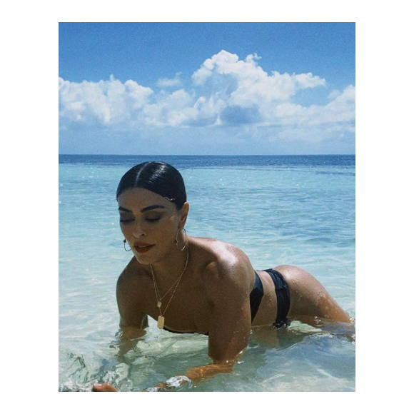 Juliana Paes apostou em acessórios dourados, como mix de colar e argolas