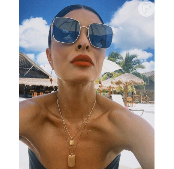 A atriz Juliana Paes investiu no batom vermelho na praia