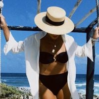 Biquíni e batom vermelho! Juliana Paes aposta em combinação fashion na praia