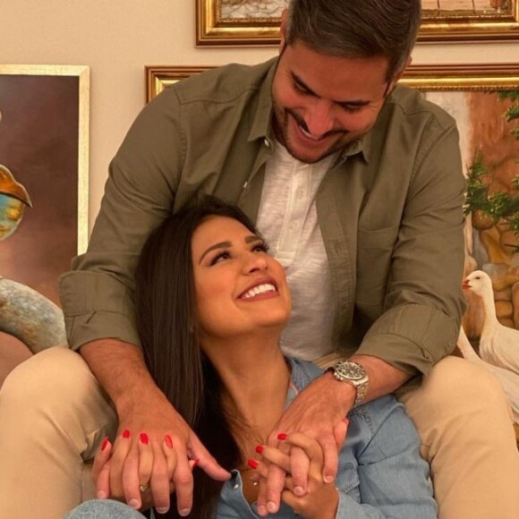 Simone mostra marido dando mamadeira para filha caçula e se derrete. Vídeo!