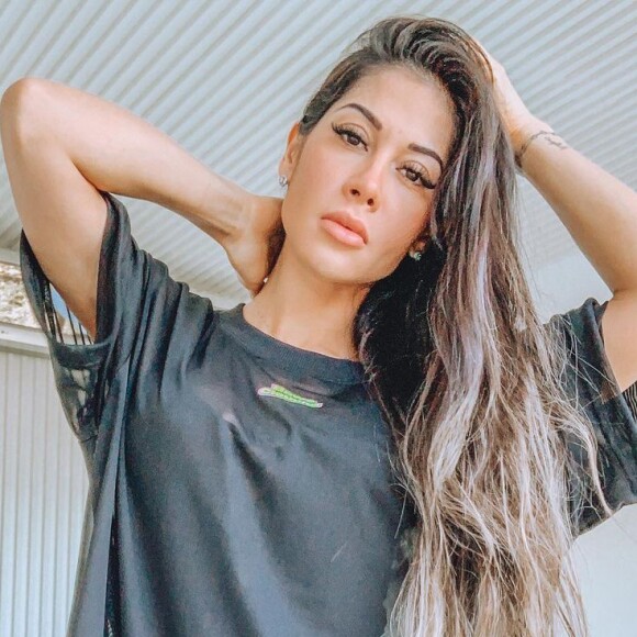 Mayra Cardi usou live para anunciar fim de relação com Arthur Aguiar