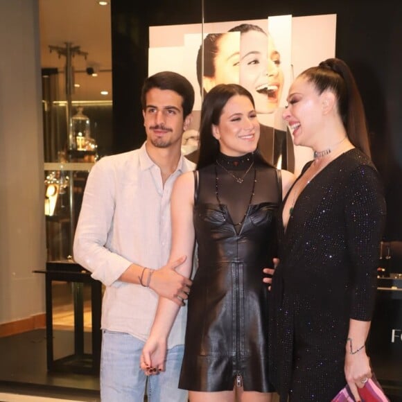 Bruna Marquezine ganha comentário famosos por namoro com Enzo Celulari; mãe do empresário, Claudia Raia comemora