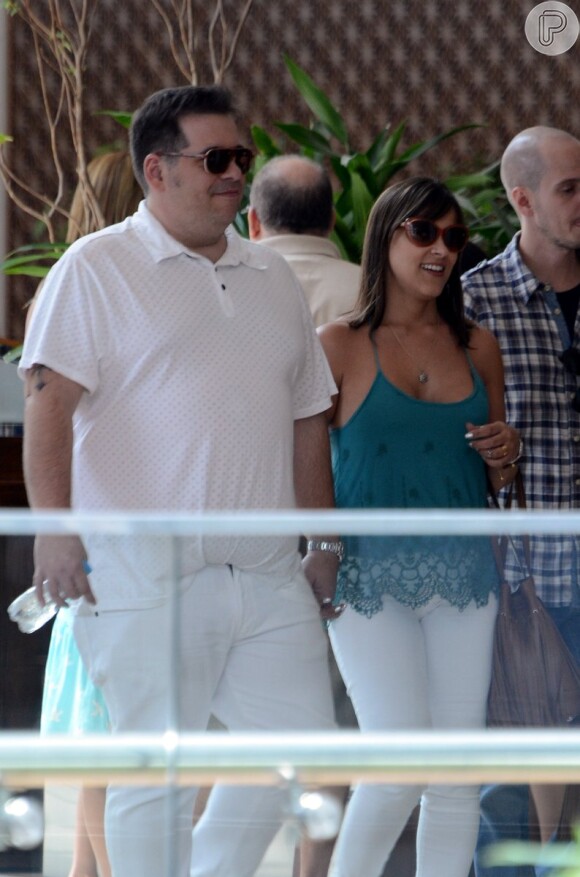 Leandro Hassum caminha com a mulher, Karina, em um shopping no Rio