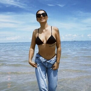 Praia rocker! Cleo alia body chain de correntes a biquíni cavado em fotos