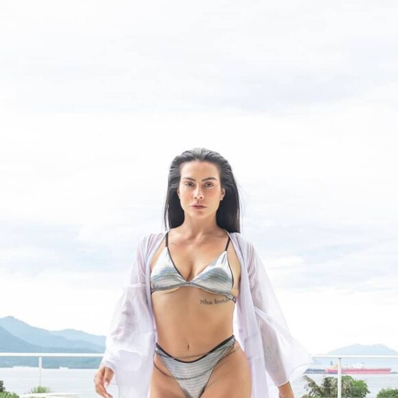Cleo é fã de produções caprichadas com beachwear