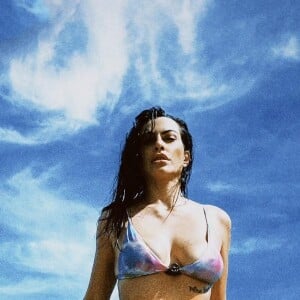 Cleo também é fã de biquínis com estampas divertidas, como tie-dye