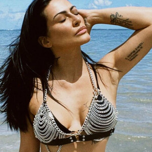 Praia rocker! Cleo alia body chain de correntes a biquíni cavado em fotos