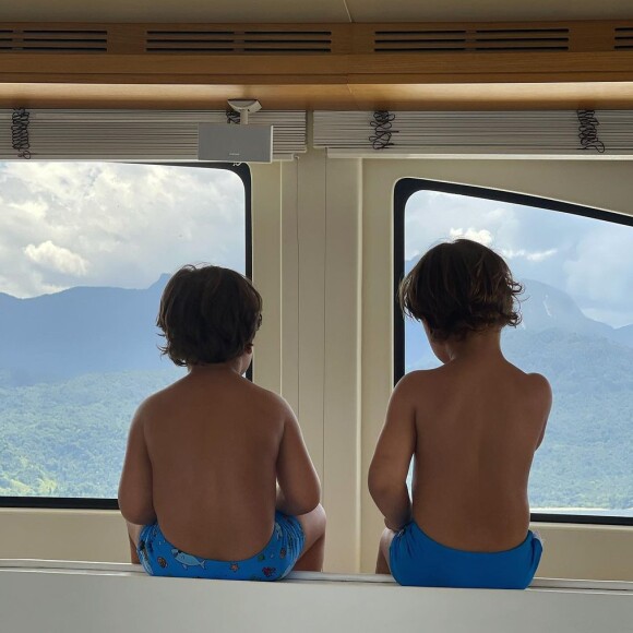 Os filhos de Gusttavo Lima e Andressa Suita também estavam com os pais no iate