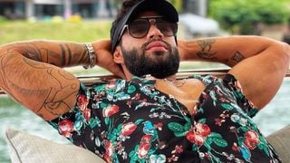 Gusttavo Lima ostenta relógio de ouro branco e diamantes em iate: 'Rico demais'