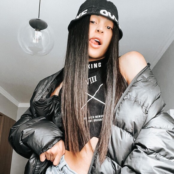 Pabllo Vittar é adepta da tendência dos bucket hats, queridinho das famosas