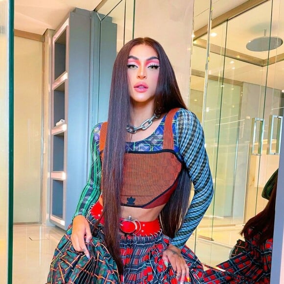 Pabllo Vittar resgatou os kilts escoceses e bruchniks, ao posar usando uma saia de prega da inglesa Chopova Lowena, avaliado em pouco mais de R$ 7,5 mil