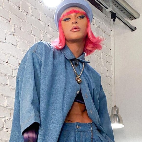 Pabllo Vittar elege look total jeans oversized