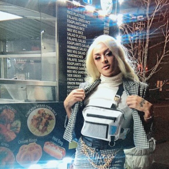 Pabllo Vittar aposta em look inspirado no estilo colegial com blazer e saia quadriculada da loja vintage Minha AvoTinha