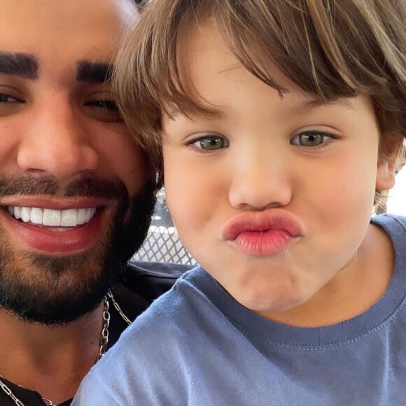 Gusttavo Lima também postou uma foto com o filho e levantou suspeitas de estar com Andressa Suita