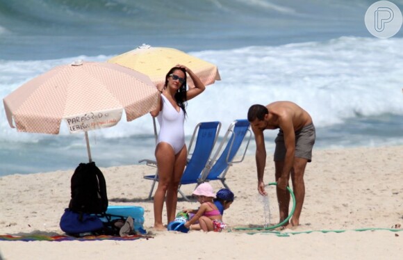 Ricardo Pereira é flagrado em praia carioca