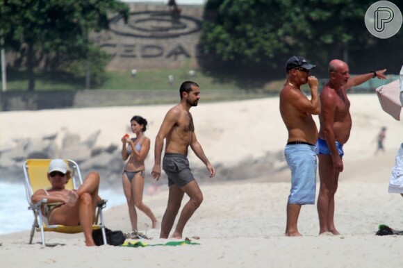 Ricardo Pereira exibe boa forma em praia do Leblon, no Rio de Janeiro